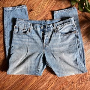 Light Wash Levi Jeans
